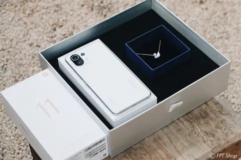 FPT Shop tặng bộ quà trị giá 2,99 triệu đồng cho khách đặt trước Xiaomi 11 Lite 5G NE phiên bản đặc biệt