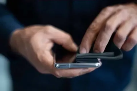 Samsung “cà khịa” Apple khi tặng khăn lau miễn phí cho người dùng Galaxy S20