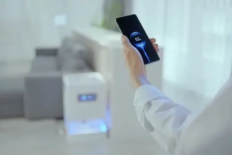 Motorola cũng trình diễn tính năng sạc không dây từ xa