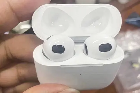 Xuất hiện hình ảnh thực tế AirPods 3: Giống AirPods Pro nhưng không có tips cao su