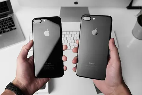 Mặt lưng nhám và mặt lưng bóng: Đâu mới là thiết kế tối ưu cho smartphone?