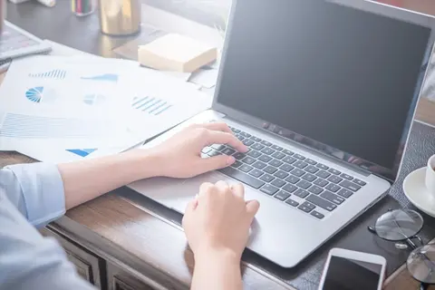 Hướng dẫn cách bật đèn nền bàn phím LED trên Windows 10 