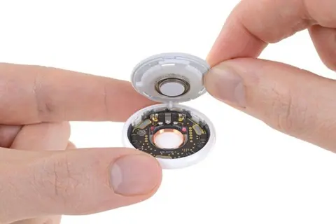 iFixit “mổ bụng” Apple AirTag: Thiết kế “nhỏ gọn ấn tượng” so với Galaxy SmartTag