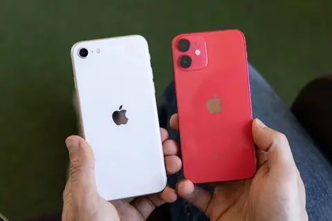 Thích điện thoại nhỏ gọn, chọn iPhone SE 2022 hay iPhone 12 mini?