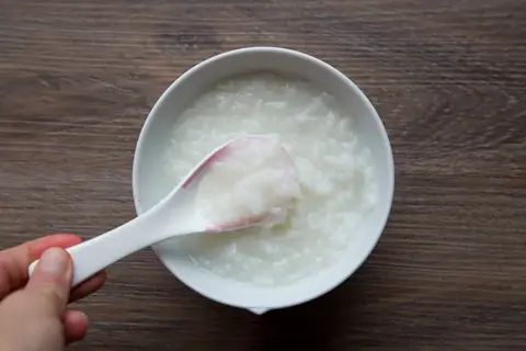 2 cách nấu cháo trắng bằng nồi cơm điện và bếp gas cực kỳ đơn giản, ai cũng làm được