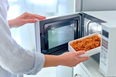 Công nghệ vi sóng là gì? Hoạt động trong lò vi sóng như thế nào?