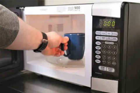 Công suất lò vi sóng là bao nhiêu? Sử dụng lò vi sóng có tốn điện không?