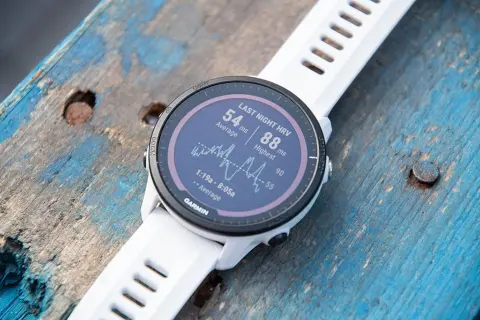 Đánh giá Garmin Forerunner 955: Smartwatch thể thao đúng nghĩa, cảm biến xịn sò, sạc năng lượng mặt trời