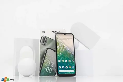 Trên tay Nokia C32: Thiết kế “sang xịn”, pin khủng, không có đối thủ trong tầm giá 3 triệu đồng