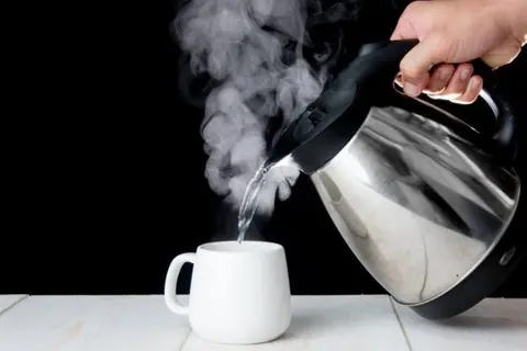 Ấm siêu tốc giá rẻ dưới 200 ngàn: Nên mua hay không và chọn thương hiệu nào?