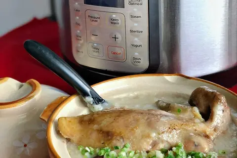 Nên nấu cháo bằng nồi cơm điện, nồi áp suất hay nồi nấu chậm?