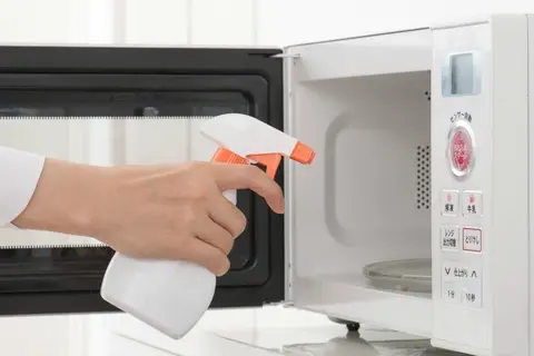 Mách bạn cách làm sạch lò vi sóng bị cháy và khử mùi khét hiệu quả