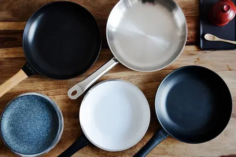 Chảo gang, chảo inox hay chảo nhôm: Lựa chọn nào tốt nhất?