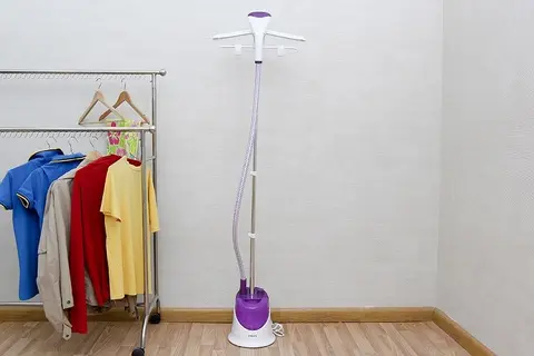 Nên mua bàn ủi hơi nước đứng hay cầm tay? So sánh ưu điểm, nhược điểm của từng loại