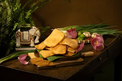 Hướng dẫn cách chiên bánh phồng tôm giòn rụm bằng dầu và nồi chiên không dầu