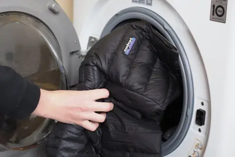 Hướng dẫn cách giặt áo lông vũ sạch thơm, giữ dáng, không bị vón cục ngay tại nhà 