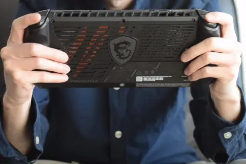 Đánh giá MSI Claw A1M: Màn chào sân ấn tượng của MSI trên thị trường máy chơi game cầm tay