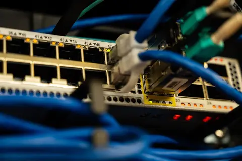 Hub là gì? Bạn nên sử dụng Hub hay Switch để kết nối các thiết bị trong mạng của mình?