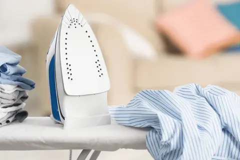 Đồ ướt có ủi được không? Hướng dẫn cách làm khô quần áo bằng bàn ủi an toàn và hiệu quả