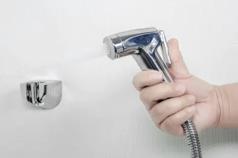 Hướng dẫn cách lắp vòi xịt vệ sinh đơn giản ngay tại nhà từ A đến Z trong một nốt nhạc