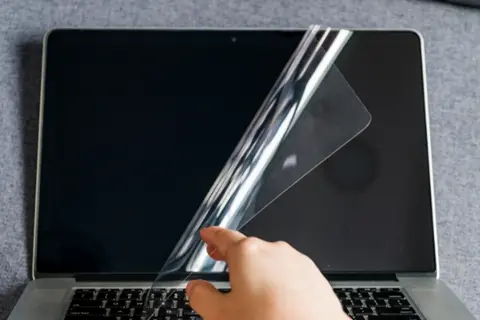 Có nên dán màn hình laptop chống trầy? Khi nào nên dán và khi nào không cần?
