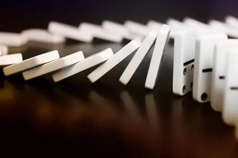 Hiệu ứng Domino là gì? Bí quyết khai thác sức mạnh của chuỗi phản ứng để đạt được mục tiêu hiệu quả