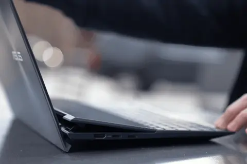 Bản lề Ergolift của ASUS Zenbook là gì? Khám phá công nghệ thiết kế đã làm nên dấu ấn của dòng Zenbook