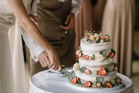 Cách chọn bánh kem kỷ niệm ngày cưới: Ngọt ngào tình yêu với những mẫu bánh lãng mạn nhất