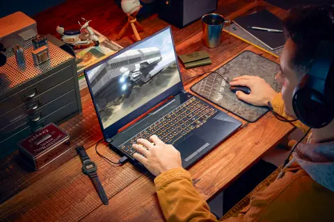 Chọn laptop cấu hình cao hay thương hiệu? Kinh nghiệm mua máy đúng nhu cầu, tránh lãng phí