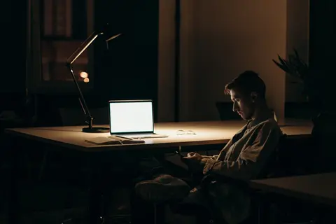 Có nên sạc MacBook qua đêm không? Những điều bạn nên biết để sử dụng MacBook được tiện lợi mà vẫn bền bỉ
