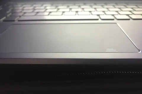 Touchpad bị tróc sơn gây mất thẩm mỹ và ảnh hưởng trải nghiệm, làm sao để khắc phục ngay tại nhà?