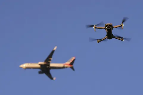 Danh sách 63 phường, xã, đặc khu TP.HCM thuộc phạm vi cấm drone: Quy định mới người dùng cần biết trước khi vận hành drone