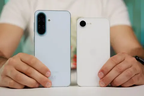 So sánh Samsung Galaxy A57 5G và iPhone 17e: Bạn chọn màn hình lớn hay hiệu năng mạnh?