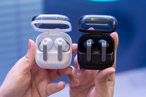 Trên tay đánh giá nhanh Galaxy Buds4 và Galaxy Buds4 Pro: Thiết kế kim loại thời trang, màng loa không viền mới, dịch thuật ngay trên tai nghe