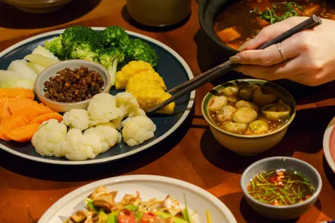 Món chay gồm những gì? Tìm hiểu các nhóm thực phẩm thiết yếu để đảm bảo thực đơn chay được đủ dinh dưỡng