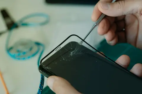 Hướng dẫn cách tháo kính cường lực tại nhà bằng 3 cách khác nhau và những lưu ý khi thực hiện