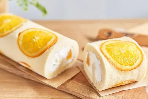 Trổ tài làm bánh bông lan cuộn cam tươi vừa ngon vừa đẹp mắt, đảm bảo các bé thích mê