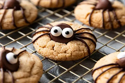 Cùng bé vào bếp làm bánh cookie nhền nhện tại nhà, "rùng rợn" đúng chất Halloween