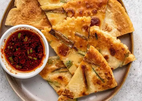 Đừng bỏ qua món bánh hành pajeon vừa ngon vừa dễ làm nếu bạn mê ẩm thực Hàn Quốc