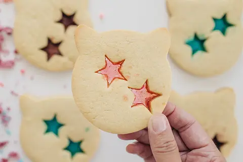Bí quyết làm bánh quy thủy tinh hấp dẫn với lớp kẹo trong suốt đẹp mắt và hương vị độc đáo