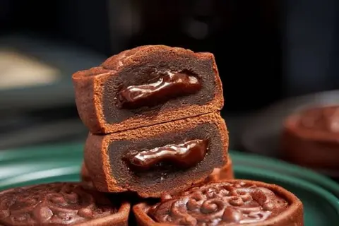 Hướng dẫn làm bánh trung thu lava socola với phần nhân tan chảy hấp dẫn, vỏ bánh mềm ngon