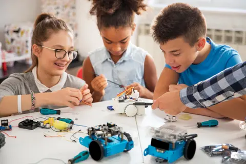 Cách chọn đồ chơi STEM cho trẻ em giúp phát triển tư duy sáng tạo và kỹ năng sống