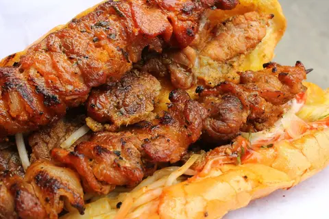Bí quyết làm bánh mì thịt xiên nướng mềm ngon, đậm đà, ai ăn cũng ghiền ngay lần đầu