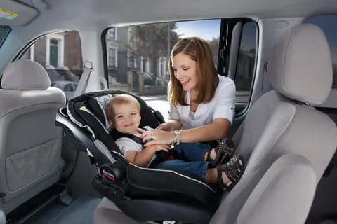 Cách thắt dây an toàn cho trẻ đi xe ô tô đối với từng độ tuổi, bạn đã biết chưa?