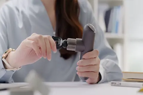 Hướng dẫn cách thay pin máy massage cầm tay nhanh chóng, dành cho người mới sử dụng