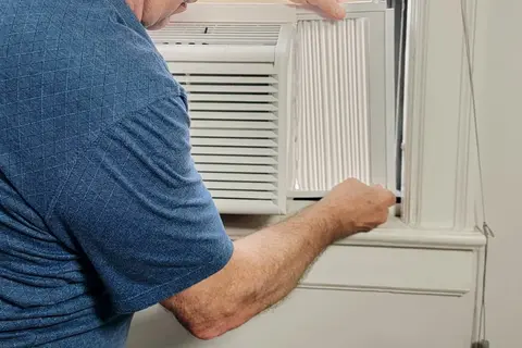 Cách vệ sinh điều hòa không khí cửa sổ đúng chuẩn để duy trì hiệu suất làm lạnh