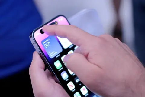 Cảm biến tiệm cận là gì? Khám phá cơ chế hoạt động và các ứng dụng thực tế