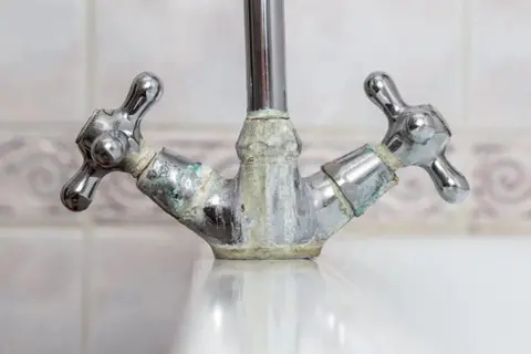 Cặn canxi là gì? Giải mã nguyên nhân, ý nghĩa và lợi ích của việc loại bỏ cặn!