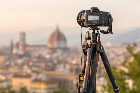 Chân máy ảnh loại nào tốt? Gợi ý top 10 mẫu tripod bền bỉ, dễ dùng và đáng mua