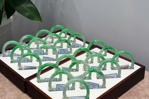 Có nên đeo vòng cẩm thạch Type B không? Những điều cần biết trước khi mua
